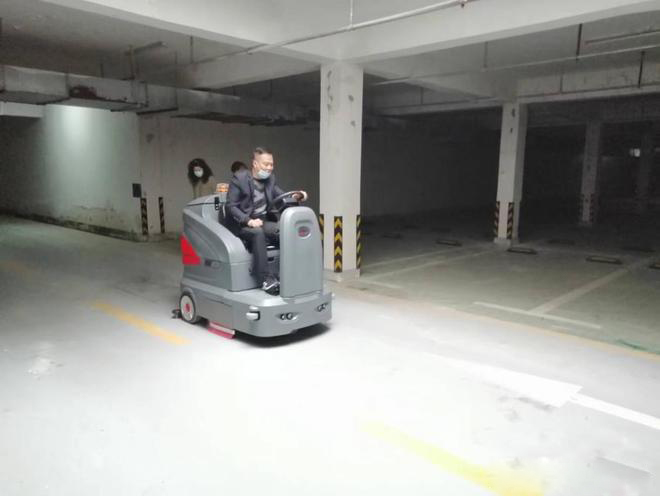 彰化小区物业保洁不用人力改用驾驶式洗地机了